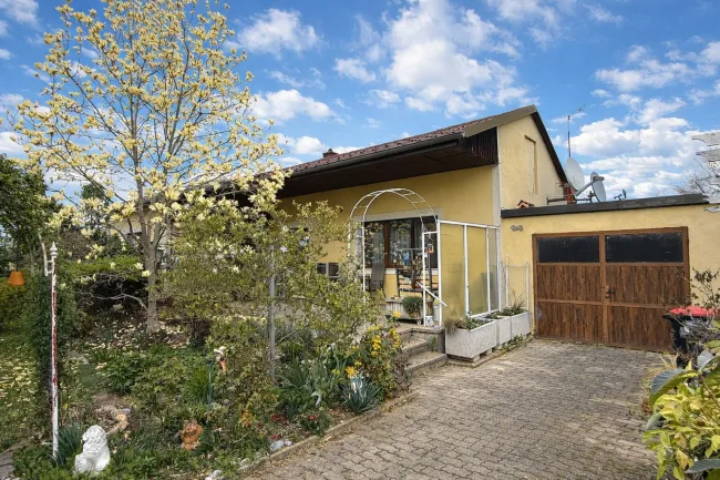 zentrumsnaher Bungalow mit sonnigem Garten zu verkaufen - Titelbild