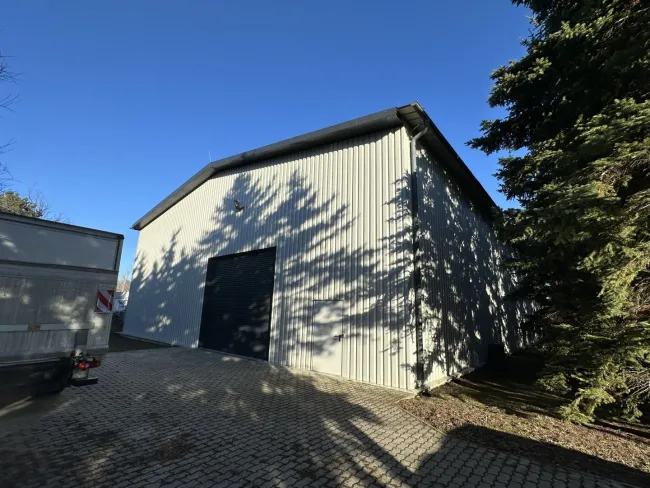 Lagerhalle mit 580 m² in Lichtenwörth – 6 m Höhe, Schwerlastregale, Sektionaltor & Parkplatz - Titelbild