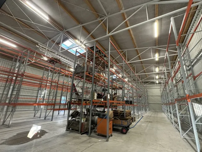 Lagerhalle mit 580 m² in Lichtenwörth – 6 m Höhe, Schwerlastregale, Sektionaltor & Parkplatz - Bild