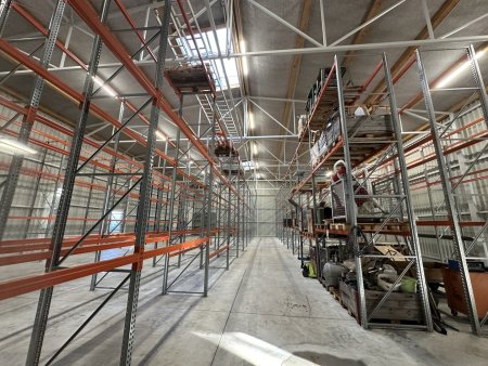 Lagerhalle mit 580 m² in Lichtenwörth – 6 m Höhe, Schwerlastregale, Sektionaltor & Parkplatz