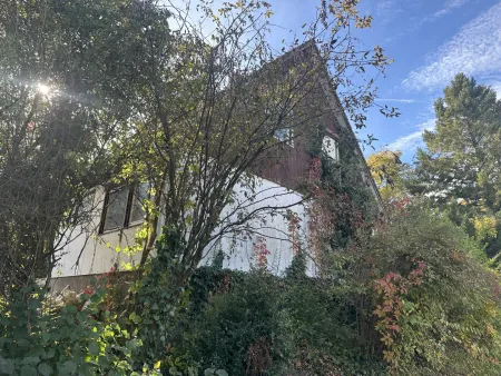 stark renovierungsbedürftiges Fertigteilhaus mit Vollkeller, und wunderschönem Garten