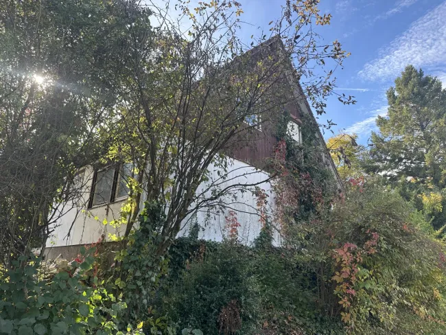 stark renovierungsbedürftiges Fertigteilhaus mit Vollkeller, und wunderschönem Garten - Titelbild