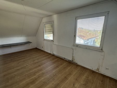 stark renovierungsbedürftiges Fertigteilhaus mit Vollkeller, und wunderschönem Garten