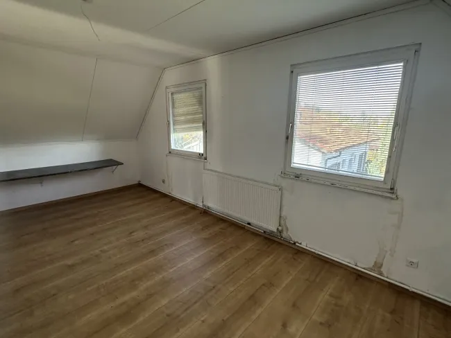 stark renovierungsbedürftiges Fertigteilhaus mit Vollkeller, und wunderschönem Garten - Bild