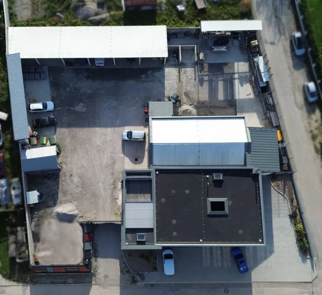 top ausgestattetes Betriebsobjekt mit beheizter Produktionshalle, klimatisierte Büros und Betriebsgelände zu vermieten - Bild