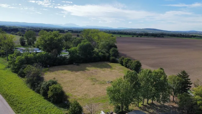 Einmalige Gelegenheit: Großzügiges Baulandgrundstück umgeben von Äckern mit Weitblick. Ideal für den Bau eines Traumhauses in ruhiger, naturnaher Lage - Titelbild