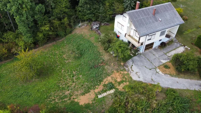 Wohnhaus mit Garage auf traumhaftem Grundstück am Waldrand mit herrlichem Ausblick zu verkaufen - Bild
