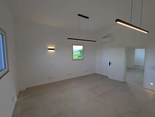 Erstbezug - Hochwertig renoviertes, klimatisiertes Büro mit Parkplätzen im Gewerbepark Pöttelsdorf - Bild