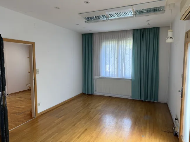 ca. 100 m² repräsentative Büroräumlichkeiten in Zentrumsnähe mit Parkplätzen zu vermieten - Bild