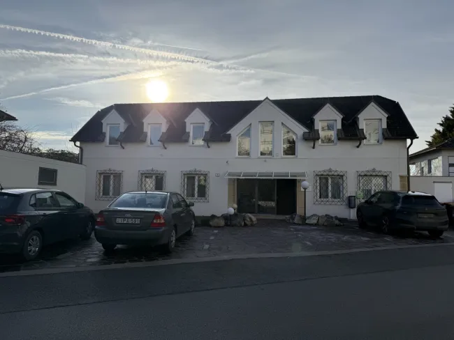 repräsentative Büroräumlichkeiten in Zentrumsnähe mit Parkplätzen zu vermieten - Bild