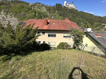 sehr gepflegtes Wohnhaus mit traumhaftem Blick auf die Burg