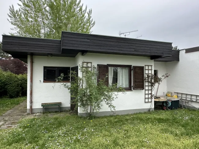 UFERPARZELLE - kleines massives Ferienhäuschen mit privaten Uferbereich auf Pachtgrund - Titelbild