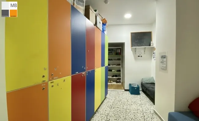 Garderobe mit Spinden und Toiletten für`s Personal