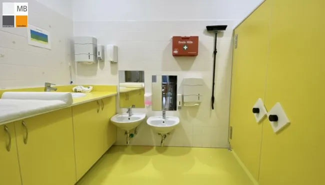 Wickeltisch, Waschbecken und Toiletten