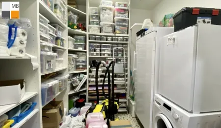 Abstellraum für Haushaltsmittel mit WAMA, Kühlschrank und viel Platz für Bastelware