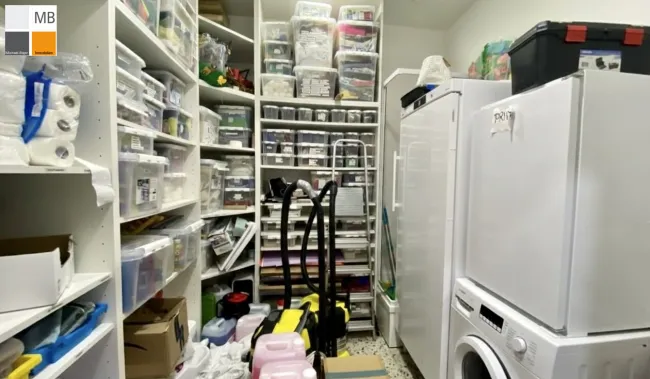 Abstellraum für Haushaltsmittel mit WAMA, Kühlschrank und viel Platz für Bastelware