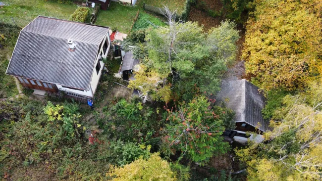 2 stark renovierungsbedürftige Häuser auf einem Grundstück mit schöner Fernsicht zu verkaufen - Bild