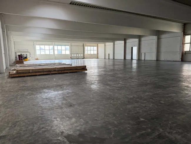 große Lagerhalle mit ca. 5,6 Meter durchgehender Höhe zu vermieten - Bild