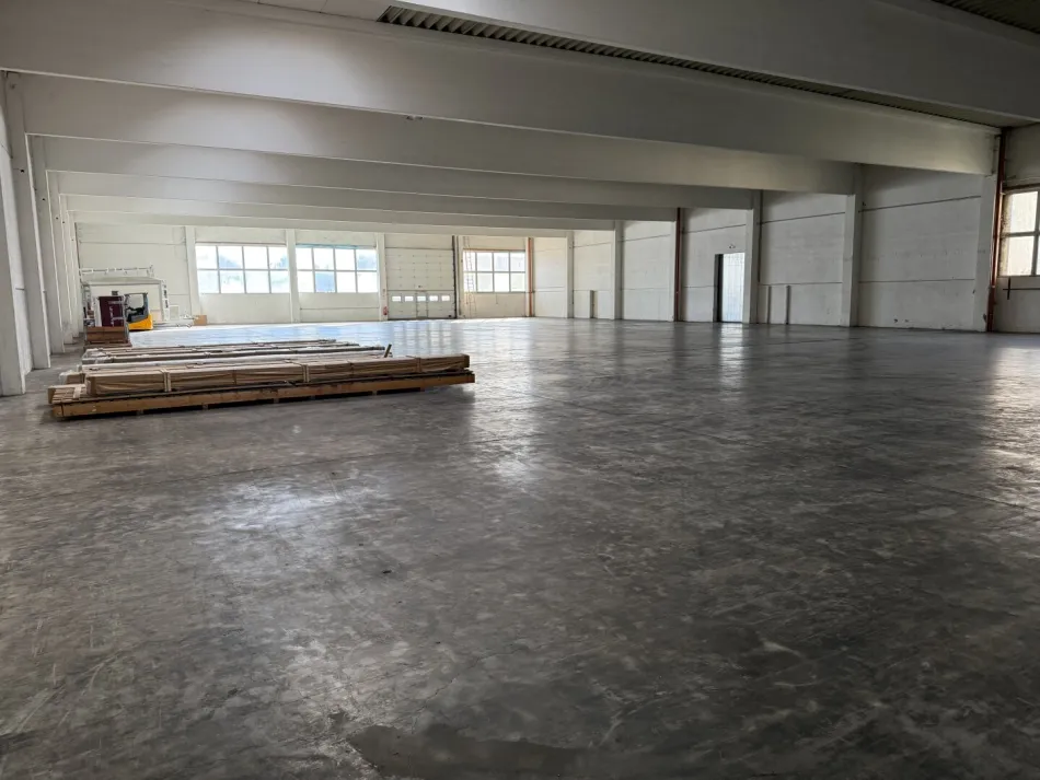 große Lagerhalle mit ca. 5,6 Meter durchgehender Höhe zu vermieten - Bild