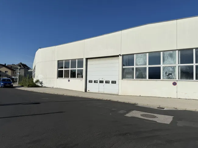 große Lagerhalle mit ca. 5,6 Meter durchgehender Höhe zu vermieten - Titelbild