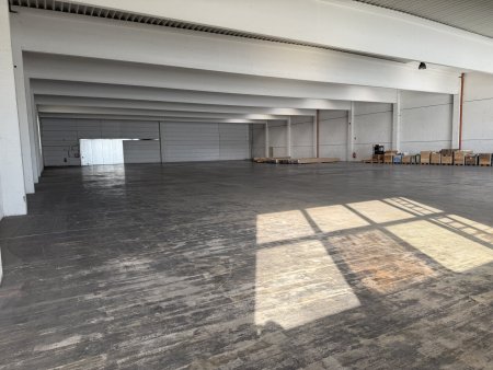 große Lagerhalle mit ca. 5,6 Meter durchgehender Höhe zu vermieten
