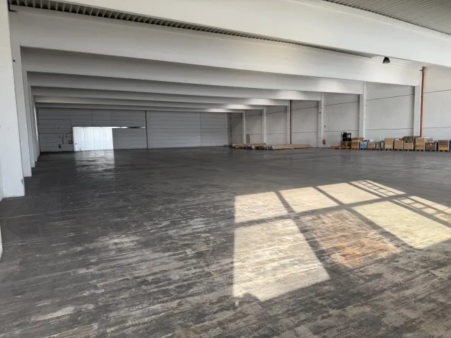 große Lagerhalle mit ca. 5,6 Meter durchgehender Höhe zu vermieten - Bild