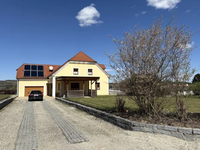 Traditionsweingut Kamptal | 8,5 ha Spitzenlagen | Seit 1776 | Moderner Edelstahlkeller | Elsarn im Straßertal, NÖ - Bild