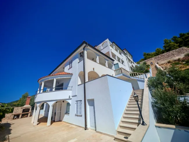 Apartment- und Gastronomieimmobilie in absoluter Bestlage direkt am Meer in Karbuni – Insel Korčula - Bild