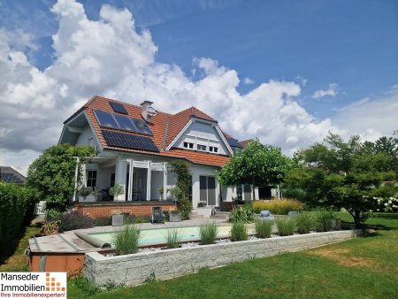 EINE WAHRE PERLE AM IMMOBILIENMARKT! Ca. 160 m² Wohnfläche, voll unterkellert, traumhafter Garten mit großem Pool!