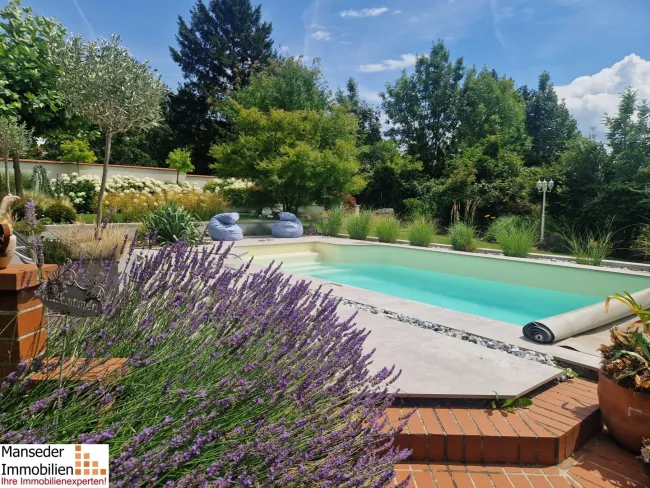 EINE WAHRE PERLE AM IMMOBILIENMARKT! Ca. 160 m² Wohnfläche, voll unterkellert, traumhafter Garten mit großem Pool! - Bild