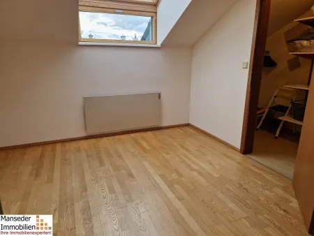 Schlafzimmer mit Schrankraum