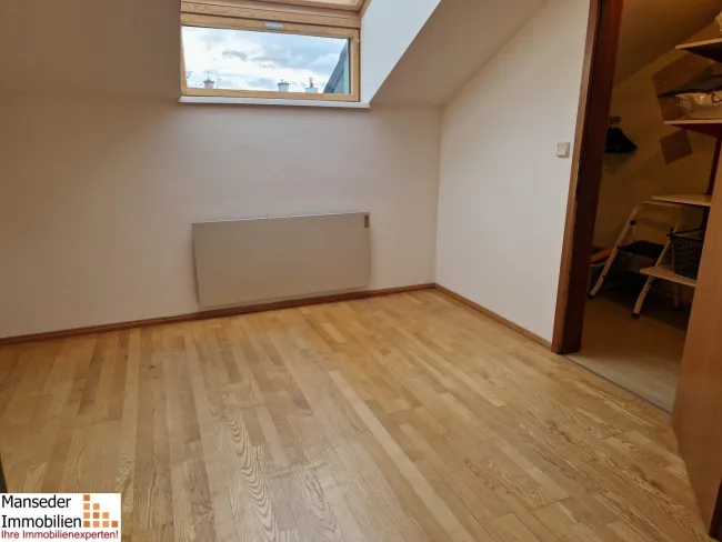 Schlafzimmer mit Schrankraum