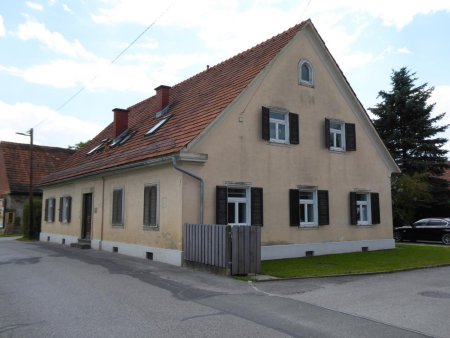 Solides Anlageobjekt - Wohnhaus mit vier Wohneinheiten und Ausbaupotential, Baulagerplatz mit Lagerhallen und Reserven
