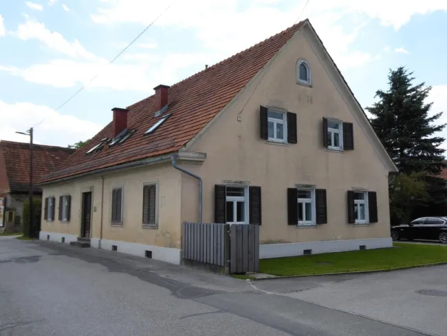 Solides Anlageobjekt - Wohnhaus mit vier Wohneinheiten und Ausbaupotential, Baulagerplatz mit Lagerhallen und Reserven - Bild