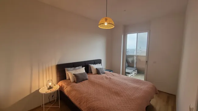 Schlafzimmer mit Balkonzugang