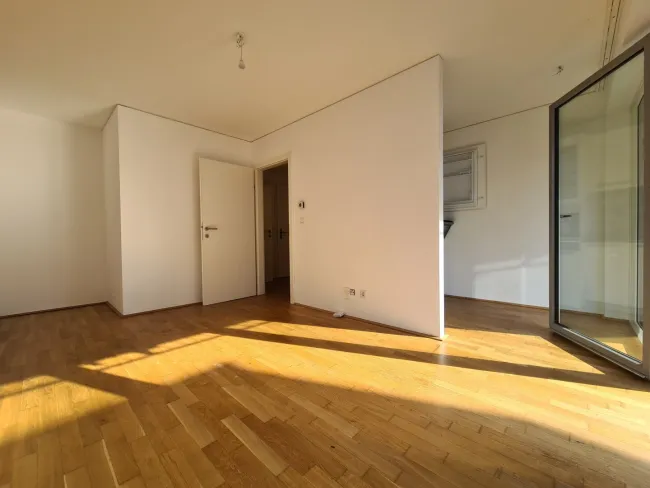 Gartenwohnung mit Loggia und Parkplatz - Bild