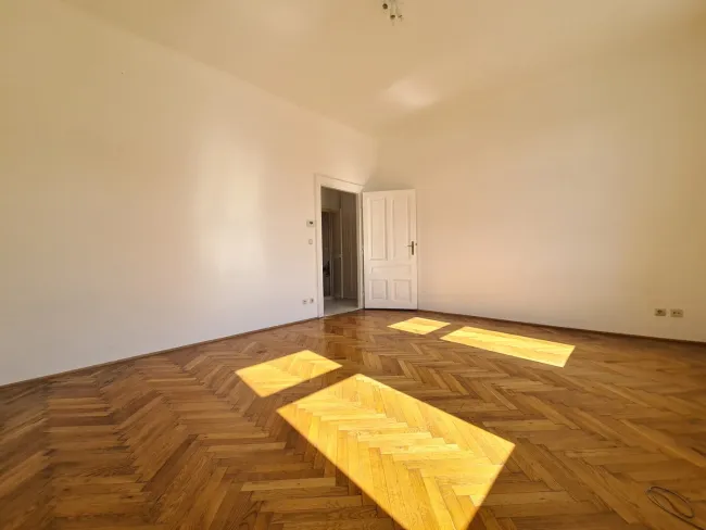 Helle Altbau-Garconniere | 3. Stock | U-Bahn - Bild