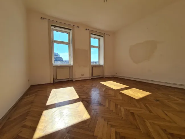 Helle Altbau-Garconniere | 3. Stock | U-Bahn - Bild