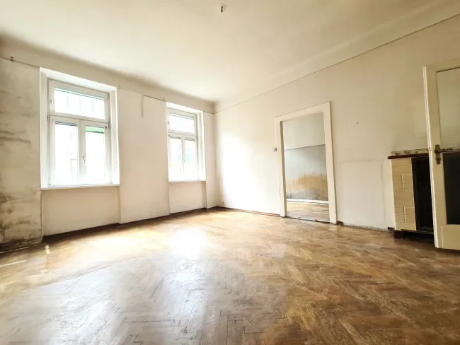 Sanierungsbedürftige Altbauetage 4-6 Zimmer - Bild