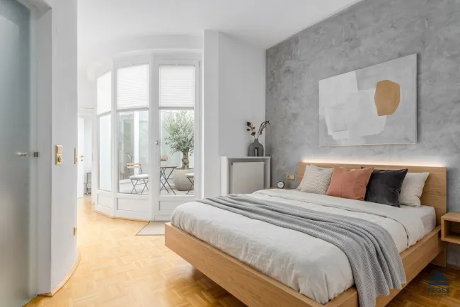 Schlafzimmer - Möbel und Dekoration teils KI-generiert