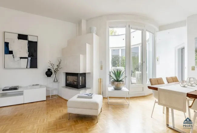 Zeitlos strahlend: 5-Zimmer-Altbau-Wohnung mit Atrium - Bild