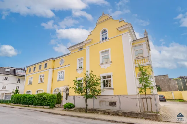 Zeitlos strahlend: 5-Zimmer-Altbau-Wohnung mit Atrium - Titelbild