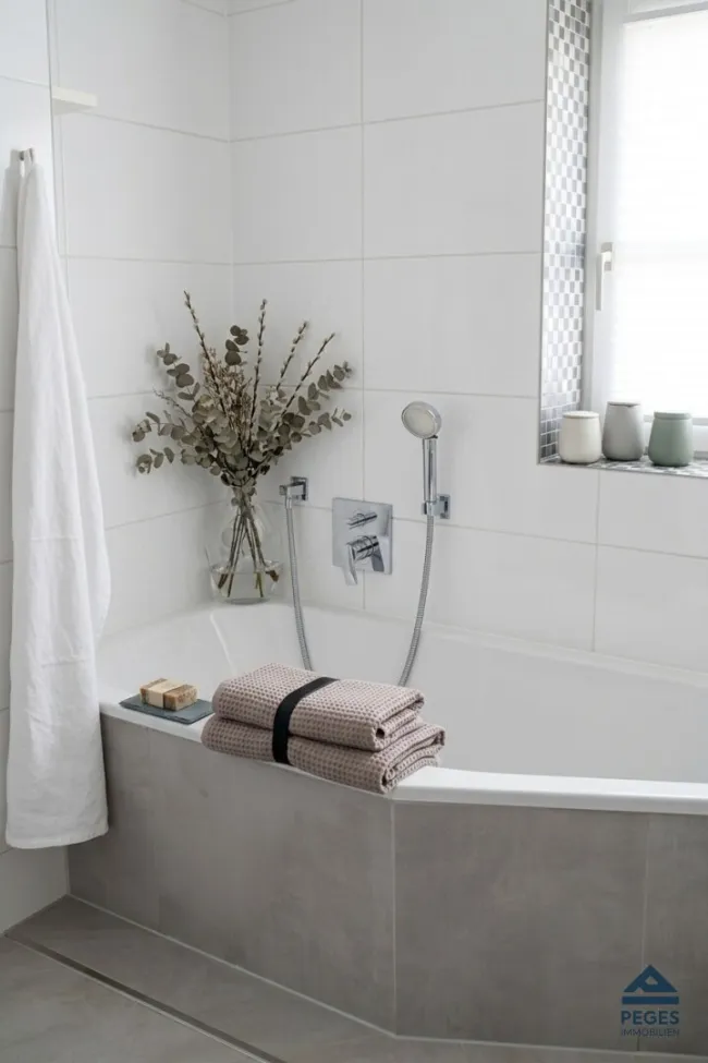 Bad mit Badewanne - Dekoration KI-generiert