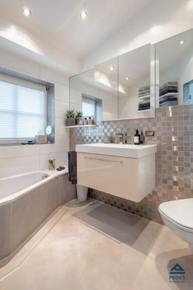 Bad mit Badewanne - Dekoration teils KI-generiert