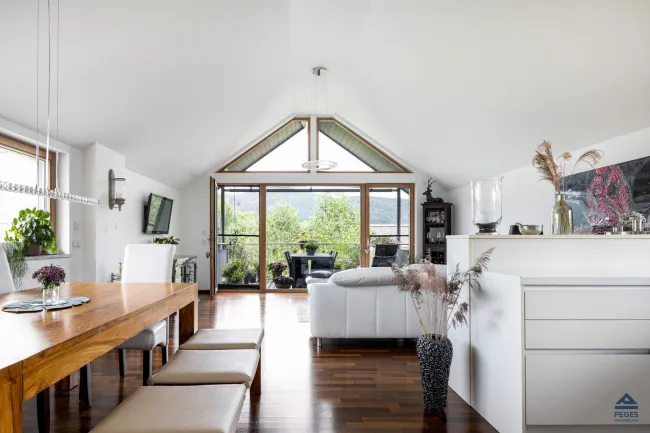 Wohnzimmer mit Balkon-Zugang