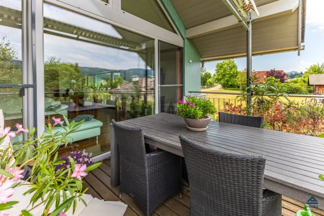 Wohnzimmer mit Balkon-Zugang