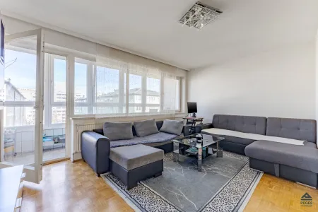 Wohnzimmer mit Zugang zur verglasten Loggia
