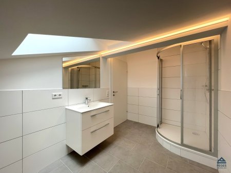 Bad (mit Dusche und WM-Anschluss)