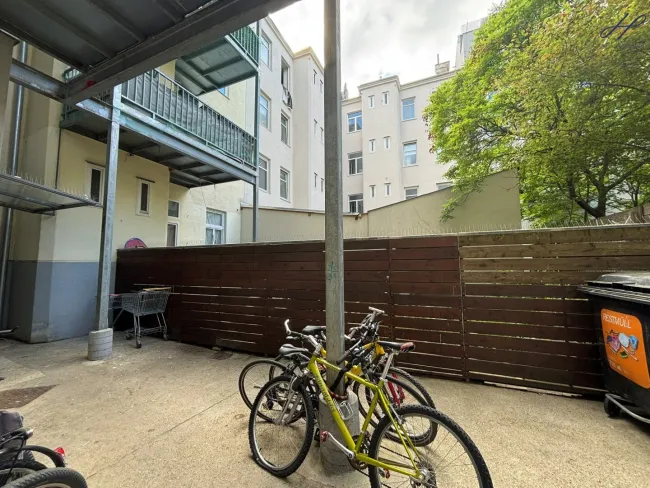 Fahrradstellplatz + Müllplatz