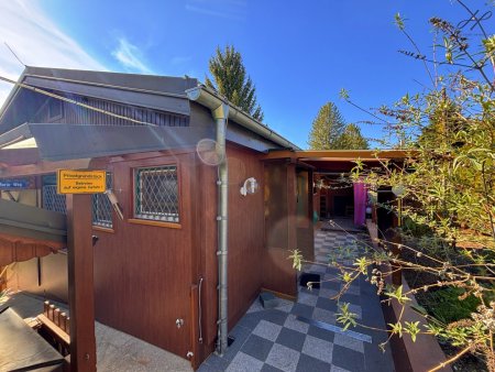 Rückzugsort im Grünen: Haus mit Wintergarten auf Pachtgrund